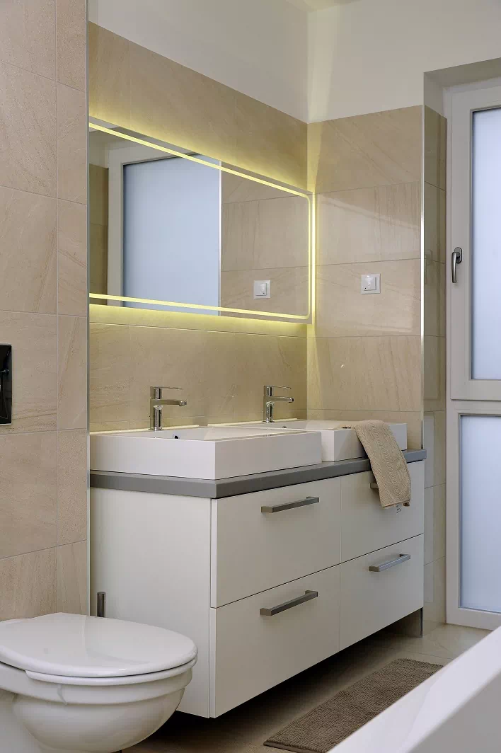 Minimál stílusú fürdőszobaszekrény, ráépített mosdópulttal